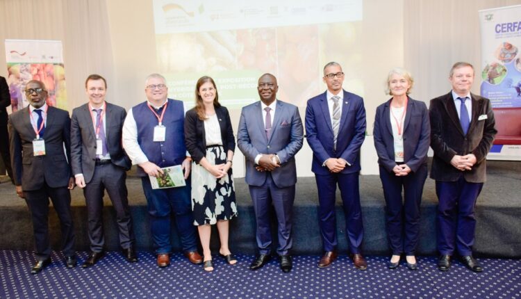 Photo de famille des officiels lors de cette conférence hybride, les 07 et 08 décembre 2022, au Sofitel hôtel ivoire d’Abidjan